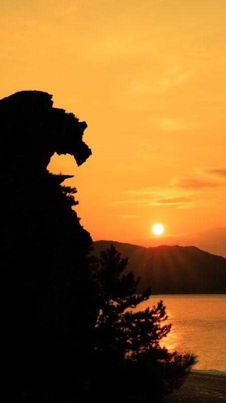 無料スマホ壁紙「世界遺産の獅子岩と朝日」