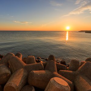 無料壁紙 テトラポッドと朝日。PCとデスクトップ壁紙に最適な4K高画質の無料壁紙。三重県津市の津エアポートラインで撮影したフリー写真素材