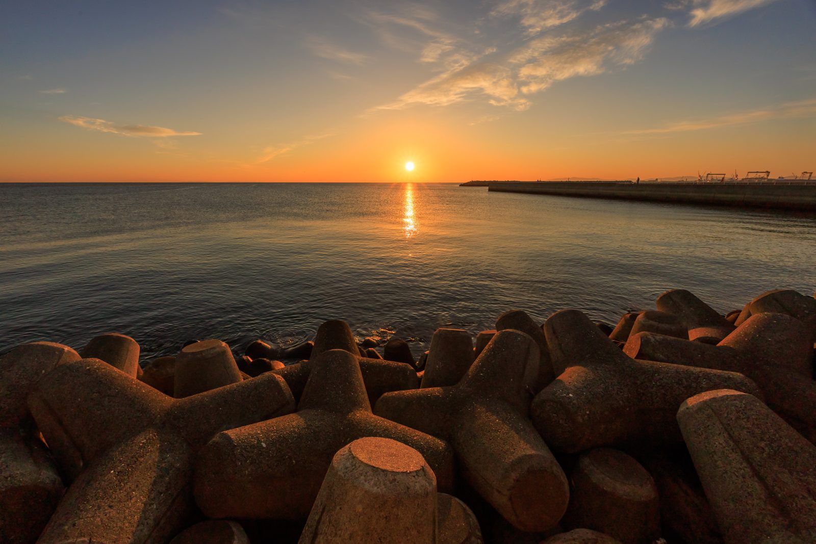 無料壁紙 テトラポッドと朝日と津日本鋼管。PCとデスクトップ壁紙に最適な4K高画質の無料壁紙。三重県津市の津エアポートラインで撮影したフリー写真素材