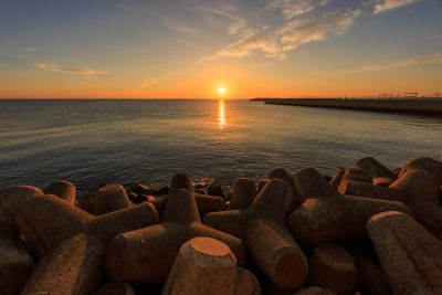 無料壁紙 テトラポッドと朝日と津日本鋼管。PCとデスクトップ壁紙に最適な4K高画質の無料壁紙。三重県津市の津エアポートラインで撮影したフリー写真素材