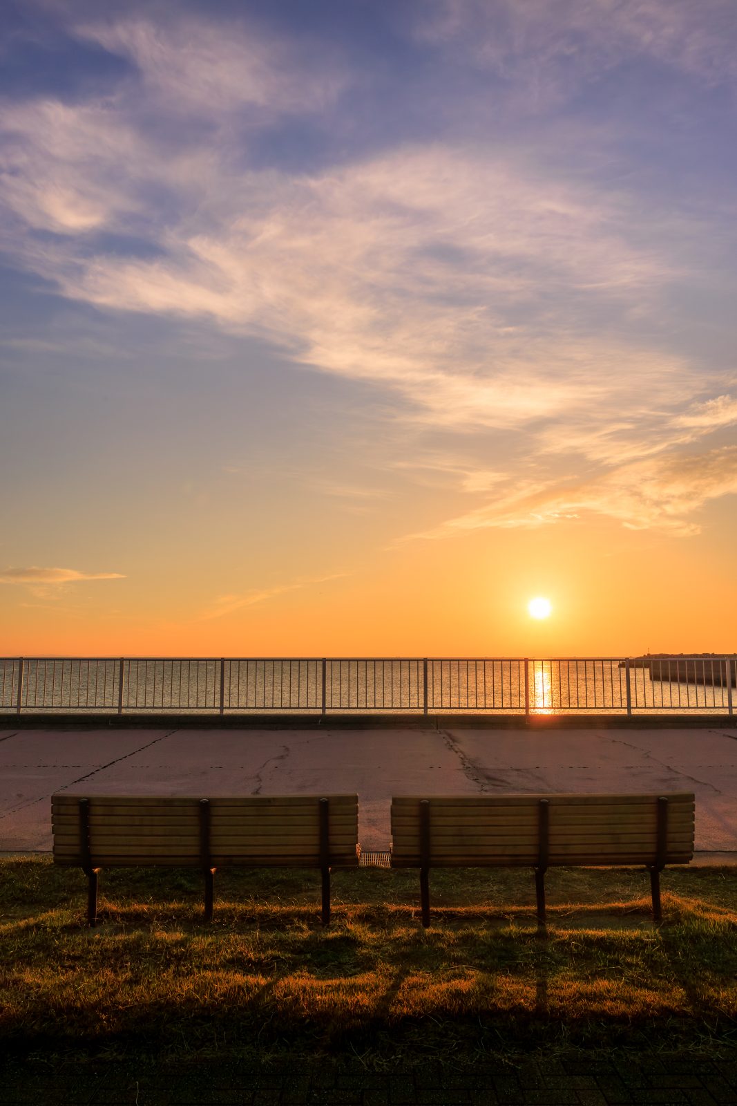 無料スマホ壁紙 ロマンチックな朝日とベンチ。AndroidとiPhoneに対応した4K高画質の無料待ち受け画像。三重県津市の津エアポートラインで撮影したフリー写真素材