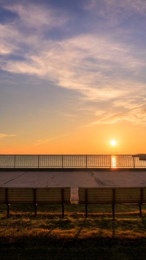 無料スマホ壁紙 ロマンチックな朝日とベンチ。AndroidとiPhoneに対応した4K高画質の無料待ち受け画像。三重県津市の津エアポートラインで撮影したフリー写真素材