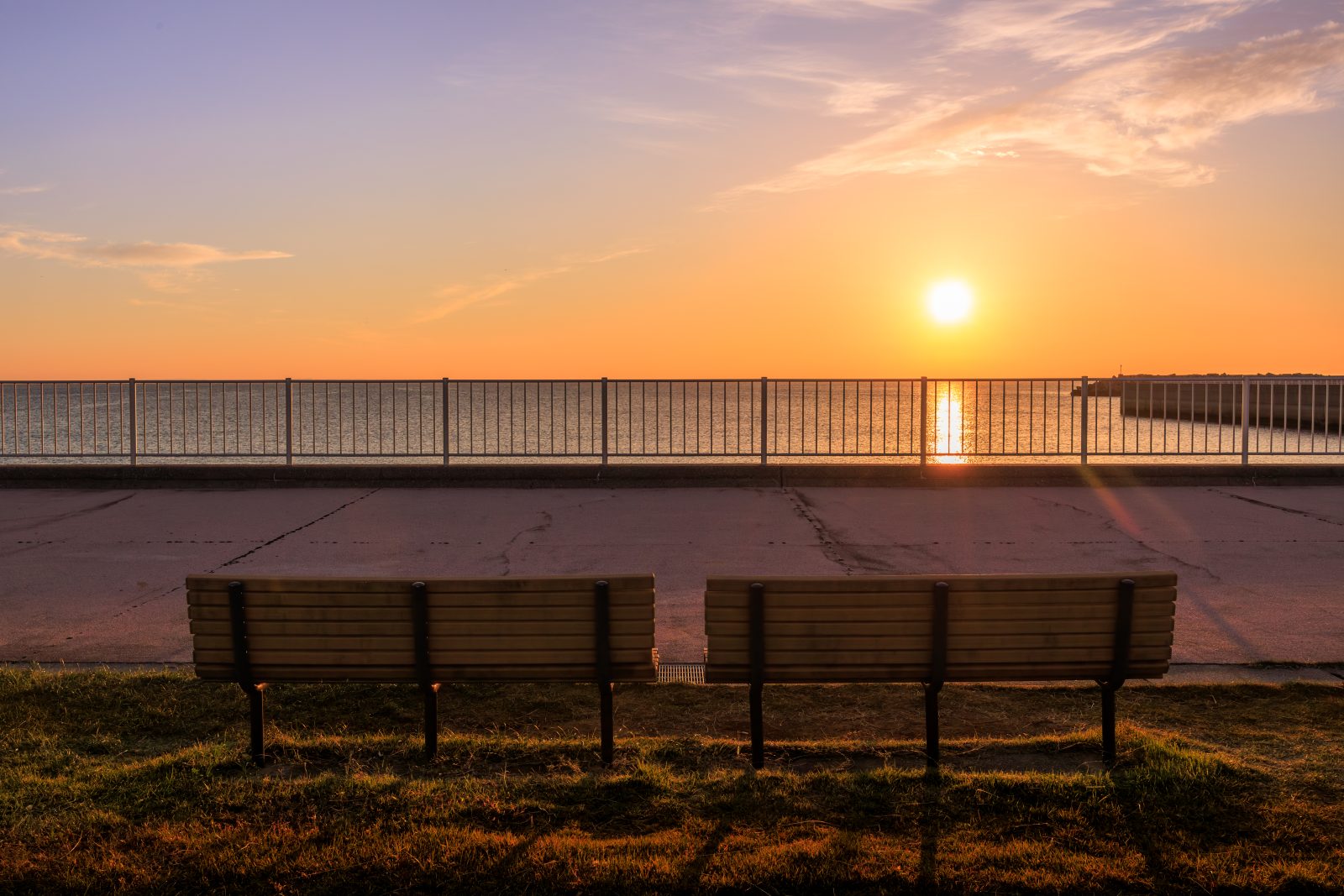 無料壁紙 第一駐車場近くのベンチから眺める朝日。PCとデスクトップ壁紙に最適な4K高画質の無料壁紙。三重県津市の津エアポートラインで撮影したフリー写真素材