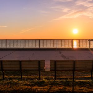 無料壁紙 第一駐車場近くのベンチから眺める朝日。PCとデスクトップ壁紙に最適な4K高画質の無料壁紙。三重県津市の津エアポートラインで撮影したフリー写真素材