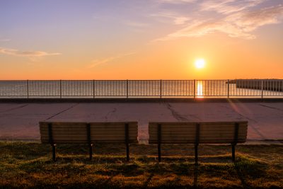 無料壁紙 第一駐車場近くのベンチから眺める朝日。PCとデスクトップ壁紙に最適な4K高画質の無料壁紙。三重県津市の津エアポートラインで撮影したフリー写真素材