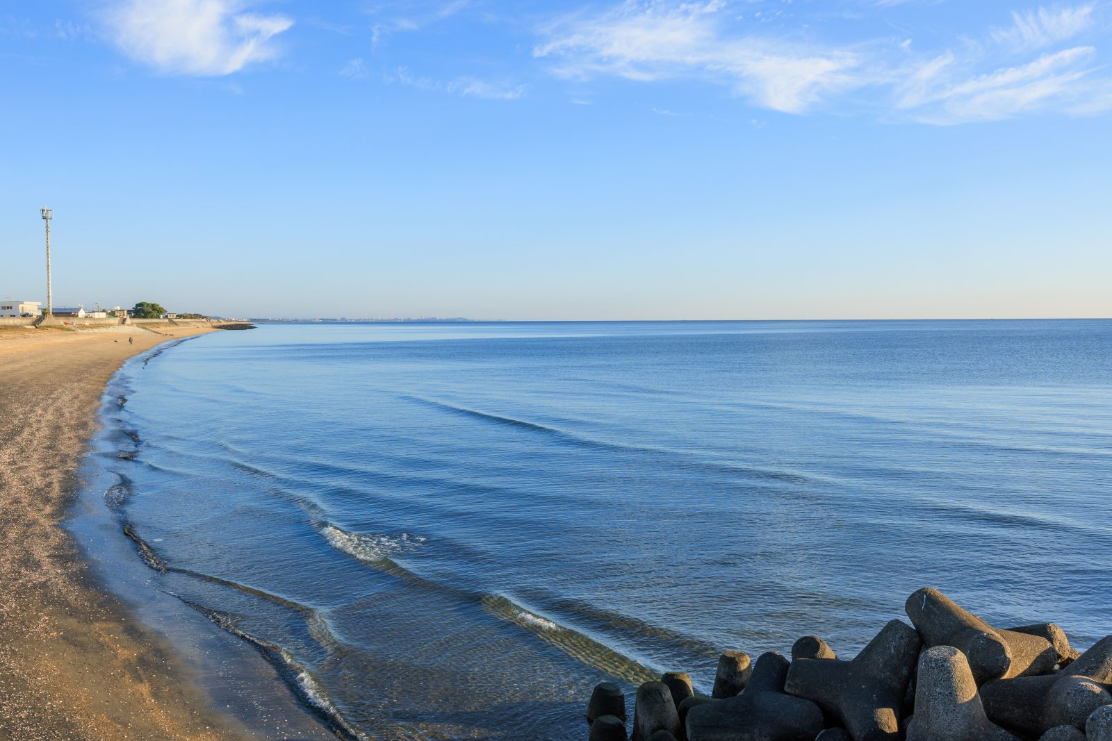 無料壁紙 津なぎさまちの海岸線。PCとデスクトップ壁紙に最適な4K高画質の無料壁紙。三重県津市の津エアポートラインで撮影したフリー写真素材