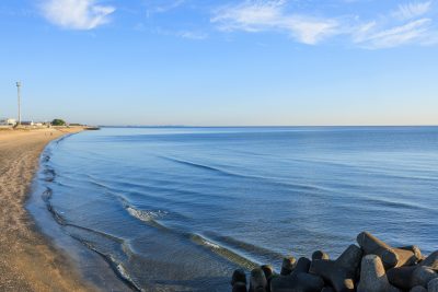 無料壁紙 津なぎさまちの海岸線。PCとデスクトップ壁紙に最適な4K高画質の無料壁紙。三重県津市の津エアポートラインで撮影したフリー写真素材