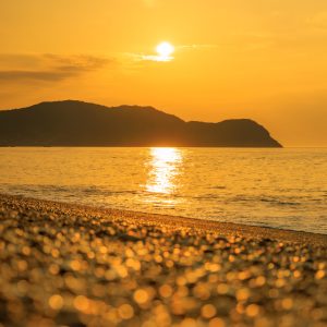 七里御浜の写真「世界遺産の海に昇る朝日」