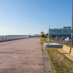 無料壁紙 第一駐車場とターミナルと遊歩道。PCとデスクトップ壁紙に最適な4K高画質の無料壁紙。三重県津市の津エアポートラインで撮影したフリー写真素材