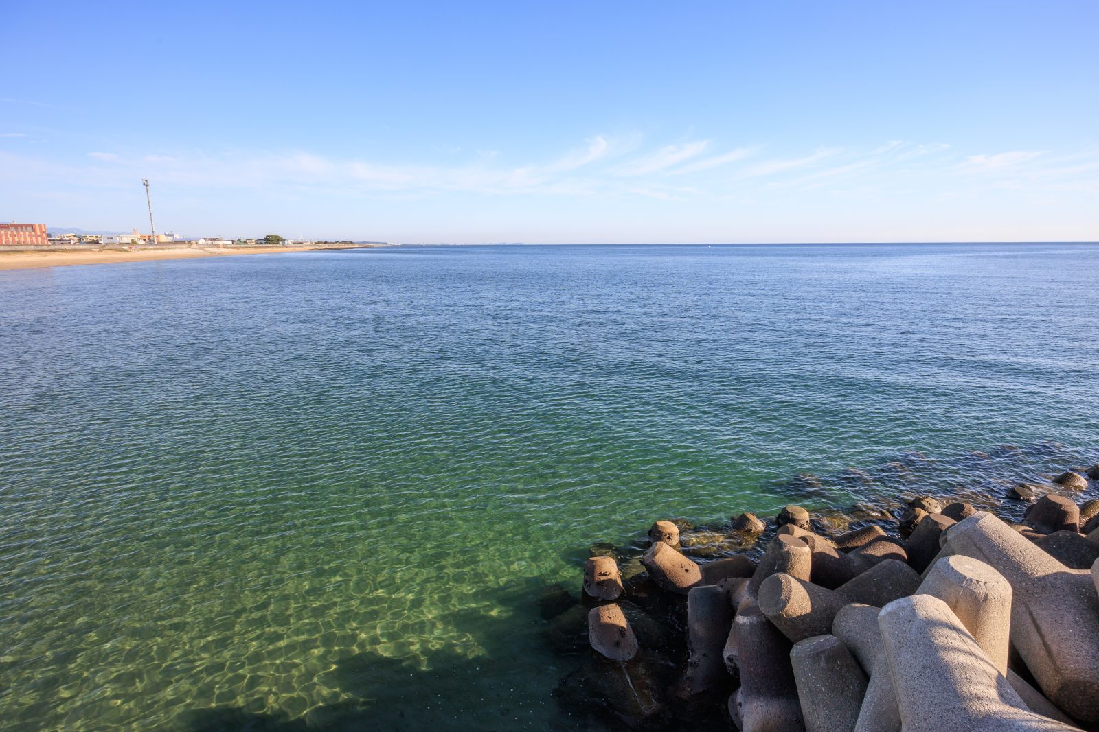 無料壁紙 第一駐車場から見下ろす澄んだ津の海。PCとデスクトップ壁紙に最適な4K高画質の無料壁紙。三重県津市の津エアポートラインで撮影したフリー写真素材