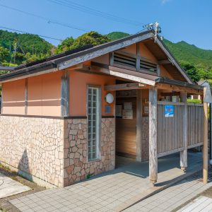 新鹿海水浴場の写真「新鹿海岸公園 大駐車場の公衆トイレ」