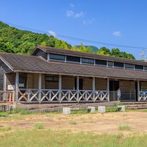 海岸中央にある公衆トイレとシャワー室