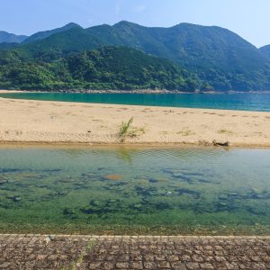 無料壁紙 淡水エリア（川）と海。PCとデスクトップ壁紙に最適な4K高画質の無料壁紙。三重県熊野市の新鹿海水浴場で撮影したフリー写真素材