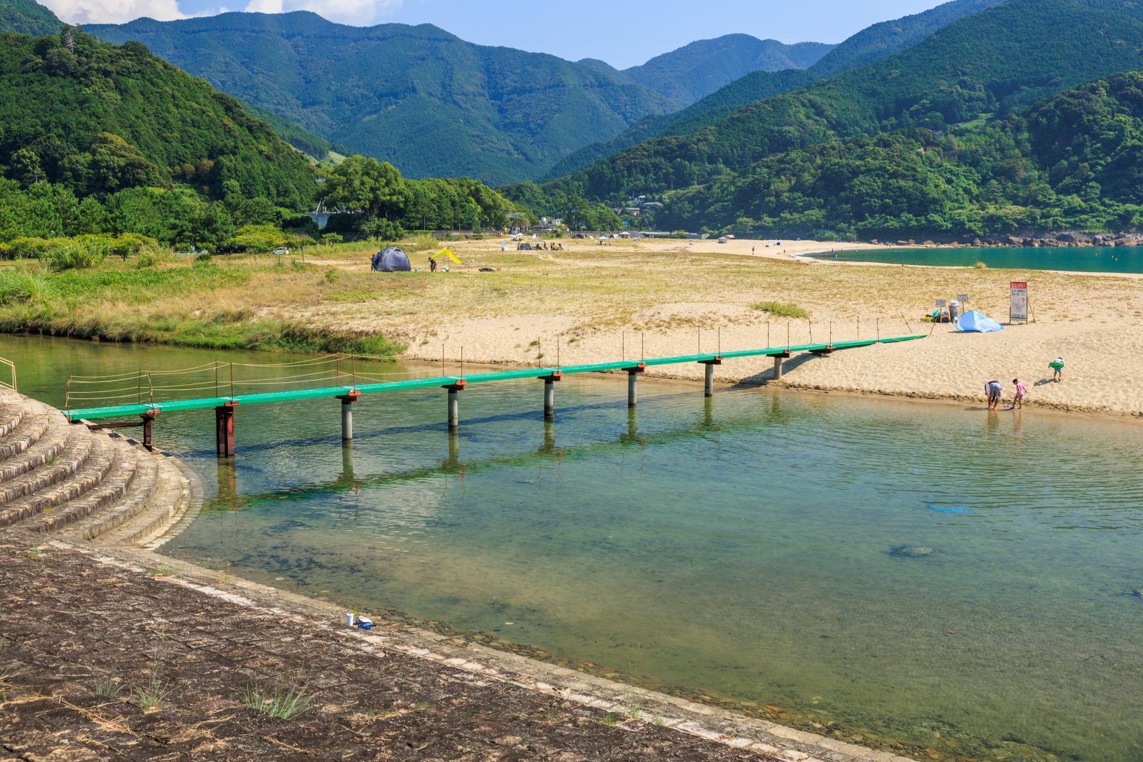 新鹿海水浴場の写真「川に掛かる橋」