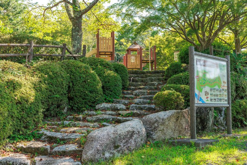 岩倉峡公園の写真「アスレチック遊具への入口となる階段」