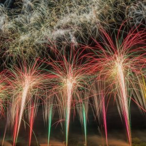 無料スマホ壁紙 赤と緑とピンクの連発花火。AndroidとiPhoneに対応した4K高画質の無料待ち受け画像。三重県亀山市の亀山市関宿納涼花火大会で撮影したフリー写真素材