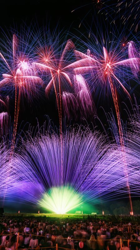 亀山市関宿納涼花火大会の写真「紫の連発花火」