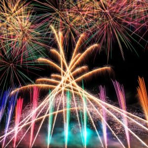 無料スマホ壁紙 スプラトゥーンみたいな色の連発花火。AndroidとiPhoneに対応した4K高画質の無料待ち受け画像。三重県亀山市の亀山市関宿納涼花火大会で撮影したフリー写真素材