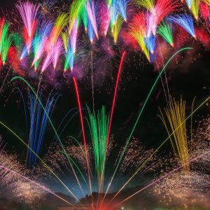 無料スマホ壁紙 虹色ビーム花火。AndroidとiPhoneに対応した4K高画質の無料待ち受け画像。三重県亀山市の亀山市関宿納涼花火大会で撮影したフリー写真素材