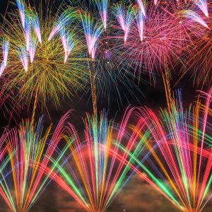 無料スマホ壁紙 虹色が降り注ぐ花火。AndroidとiPhoneに対応した4K高画質の無料待ち受け画像。三重県亀山市の亀山市関宿納涼花火大会で撮影したフリー写真素材