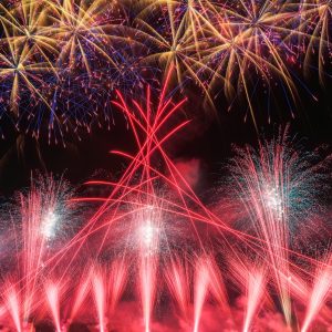 無料スマホ壁紙 青と赤の情熱的な花火。AndroidとiPhoneに対応した4K高画質の無料待ち受け画像。三重県亀山市の亀山市関宿納涼花火大会で撮影したフリー写真素材