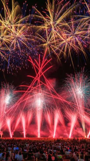 無料スマホ壁紙「青と赤の情熱的な花火」