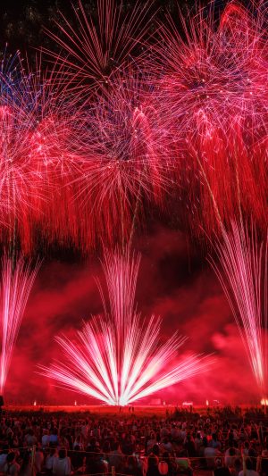 運気が上がる待ち受け 真っ赤な連発花火。AndroidとiPhoneに対応した4K高画質の無料スマホ壁紙。三重県亀山市の亀山市関宿納涼花火大会で撮影したフリー写真素材