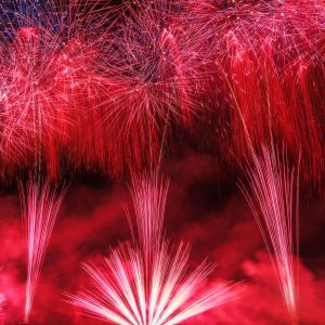 無料スマホ壁紙 真っ赤な連発花火。AndroidとiPhoneに対応した4K高画質の無料待ち受け画像。三重県で撮影したフリー写真素材