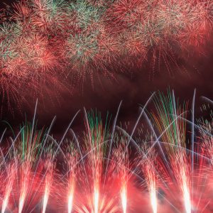 無料スマホ壁紙 緑と赤の連発花火。AndroidとiPhoneに対応した4K高画質の無料待ち受け画像。三重県亀山市の亀山市関宿納涼花火大会で撮影したフリー写真素材