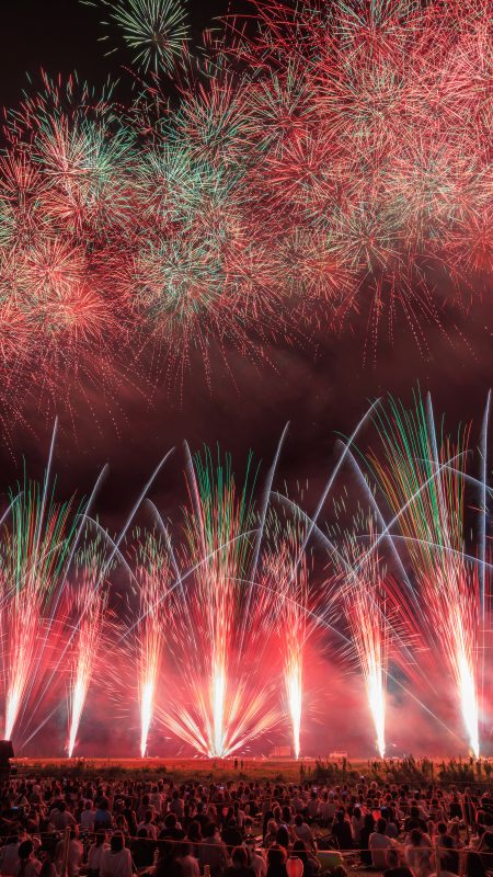 亀山市関宿納涼花火大会の写真「緑と赤の連発花火」
