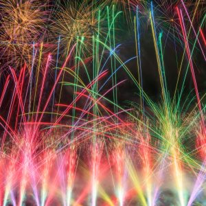 無料スマホ壁紙「レーザービーム花火」