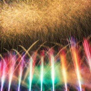 豪華な連発花火に魅了される観客