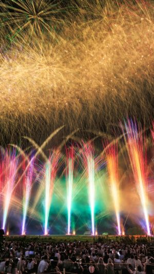 無料スマホ壁紙「豪華な連発花火に魅了される観客」