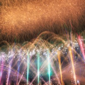 無料スマホ壁紙 虹色の花火に圧倒される観客。AndroidとiPhoneに対応した4K高画質の無料待ち受け画像。三重県亀山市の亀山市関宿納涼花火大会で撮影したフリー写真素材