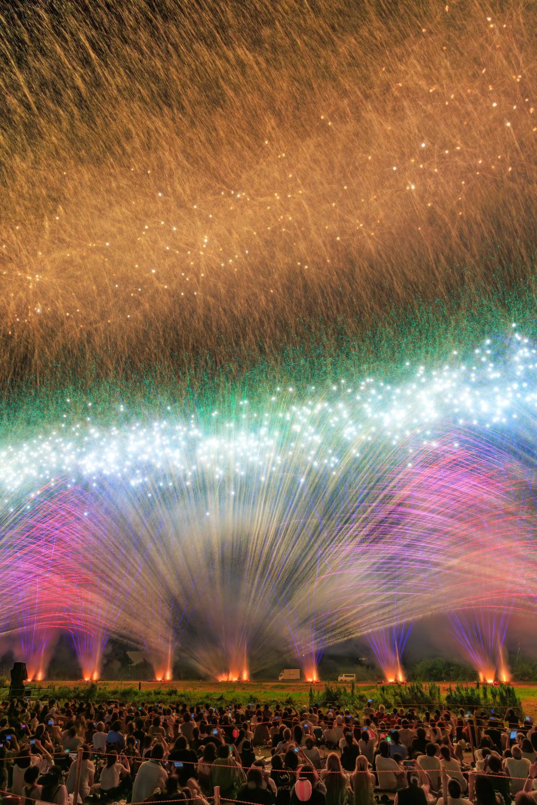 無料スマホ壁紙 大迫力のカラフルな連発花火。AndroidとiPhoneに対応した4K高画質の無料待ち受け画像。三重県亀山市の亀山市関宿納涼花火大会で撮影したフリー写真素材