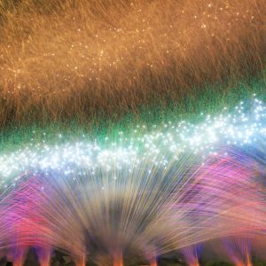 亀山市関宿納涼花火大会の写真「大迫力のカラフルな連発花火」