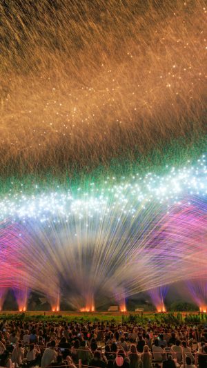 無料スマホ壁紙「大迫力のカラフルな連発花火」