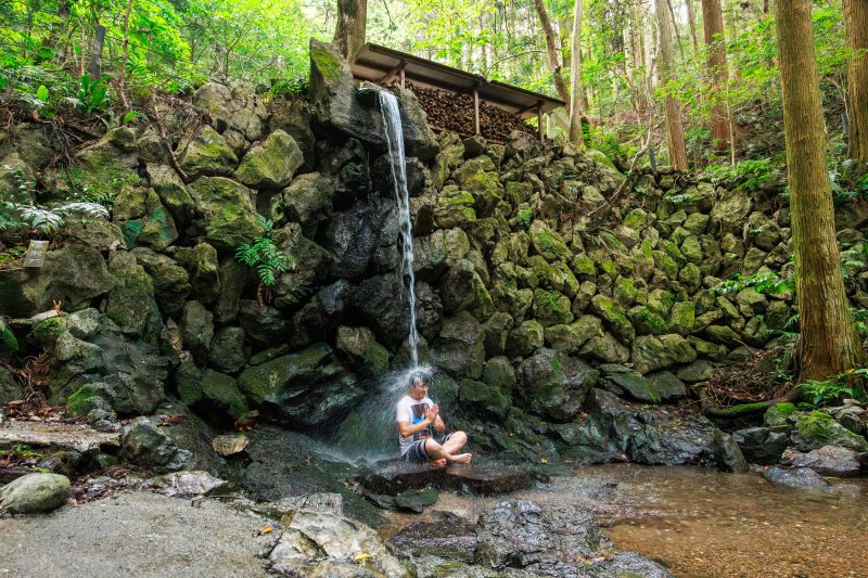 天の岩戸（恵利原の水穴）の写真「滝行する様子」