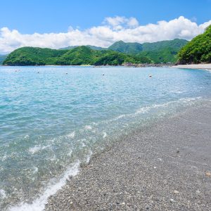 透き通る波