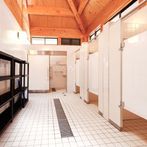 無料壁紙 男性用の更衣室＆温水シャワーの個室。PCとデスクトップ壁紙に最適な4K高画質の無料壁紙。三重県紀北町の黒浜海水浴場で撮影したフリー写真素材