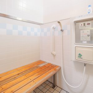 無料壁紙 ベンチ付きの温水シャワールーム。PCとデスクトップ壁紙に最適な4K高画質の無料壁紙。三重県紀北町の黒浜海水浴場で撮影したフリー写真素材