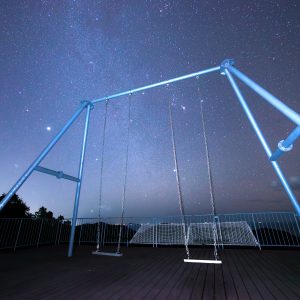 無料壁紙 天空のブランコに広がる冬の天の川。PCとデスクトップ壁紙に最適な4K高画質の無料壁紙。三重県南伊勢町の鵜倉園地で撮影したフリー写真素材