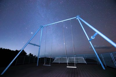 無料壁紙 天空のブランコに広がる冬の天の川。PCとデスクトップ壁紙に最適な4K高画質の無料壁紙。三重県南伊勢町の鵜倉園地で撮影したフリー写真素材