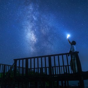 無料壁紙 天の川に近づける展望台。PCとデスクトップ壁紙に最適な4K高画質の無料壁紙。三重県南伊勢町の中ノ磯展望台で撮影したフリー写真素材