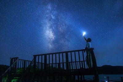 フリー写真素材「天の川に近づける展望台」