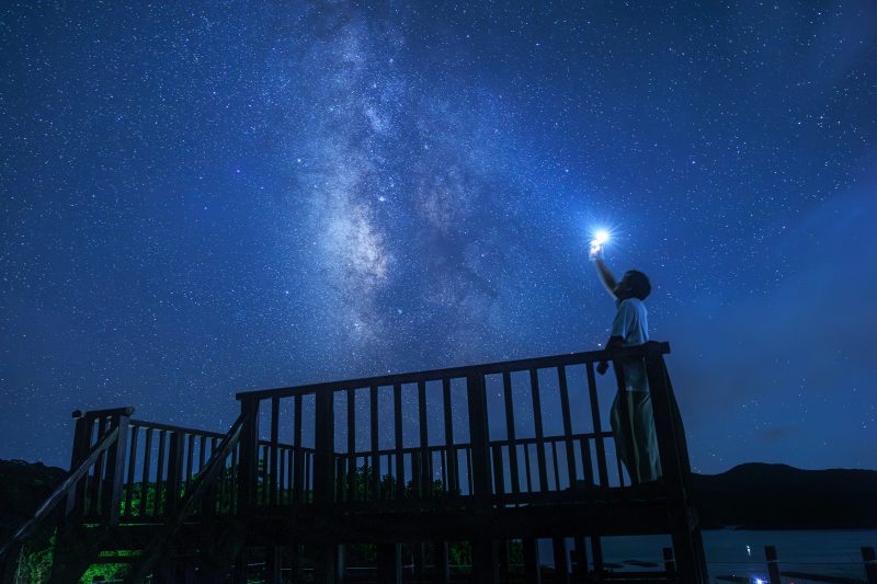 フリー写真素材「天の川に近づける展望台」