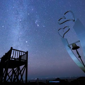 無料壁紙 ハートオブジェと展望デッキの上に広がる冬の天の川。PCとデスクトップ壁紙に最適な4K高画質の無料壁紙。三重県南伊勢町の鵜倉園地で撮影したフリー写真素材