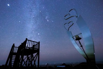 無料壁紙 ハートオブジェと展望デッキの上に広がる冬の天の川。PCとデスクトップ壁紙に最適な4K高画質の無料壁紙。三重県南伊勢町の鵜倉園地で撮影したフリー写真素材