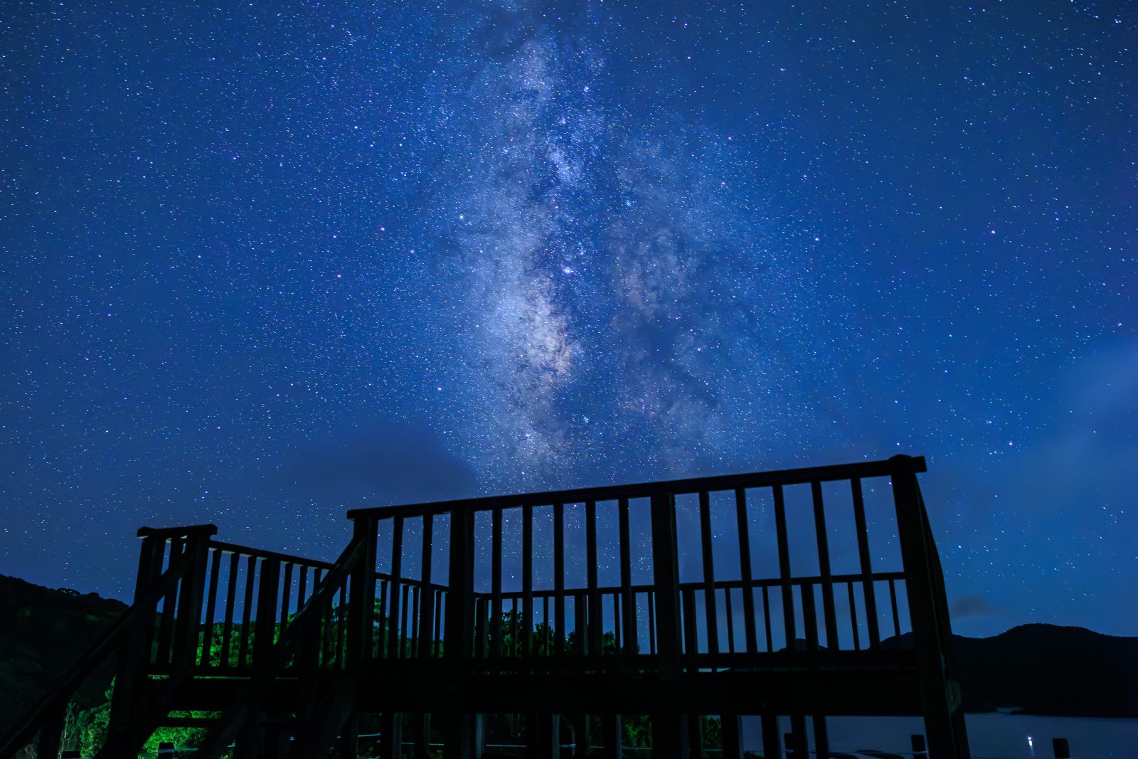 無料壁紙 展望デッキと天の川。PCとデスクトップ壁紙に最適な4K高画質の無料壁紙。三重県南伊勢町の中ノ磯展望台で撮影したフリー写真素材