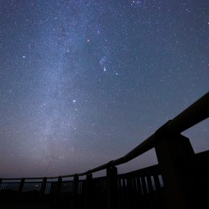 無料壁紙 展望台の手すりの先は天の川と満天の星。PCとデスクトップ壁紙に最適な4K高画質の無料壁紙。三重県南伊勢町の鵜倉園地で撮影したフリー写真素材